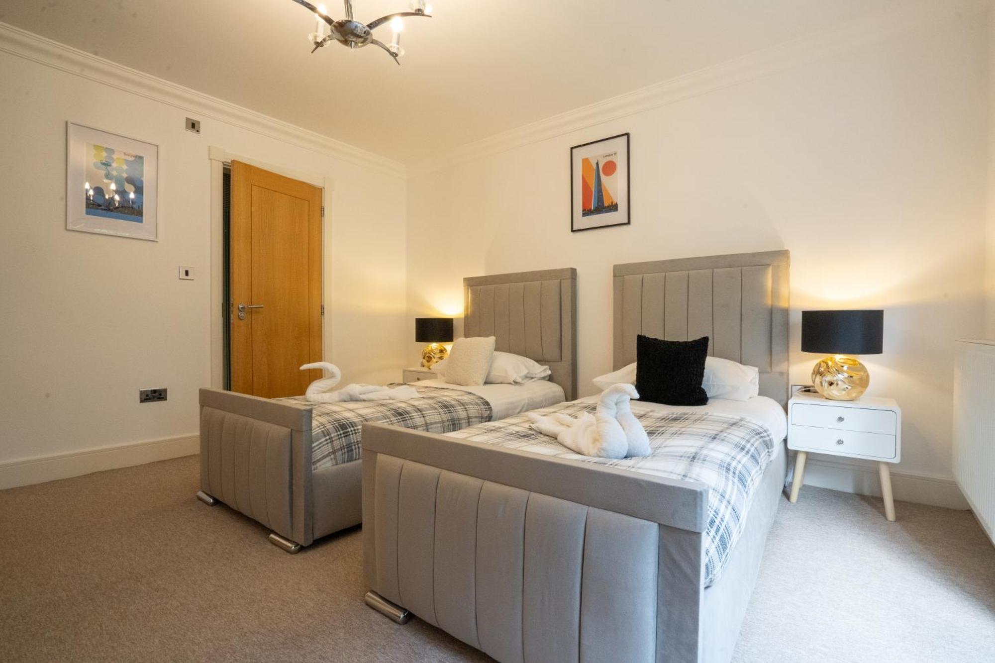Willa Emirates House, Luxe 5 Bed, With King Sized Beds, Next To Aiport & Nec, Jlr 5 Mins Marston Green Zewnętrze zdjęcie