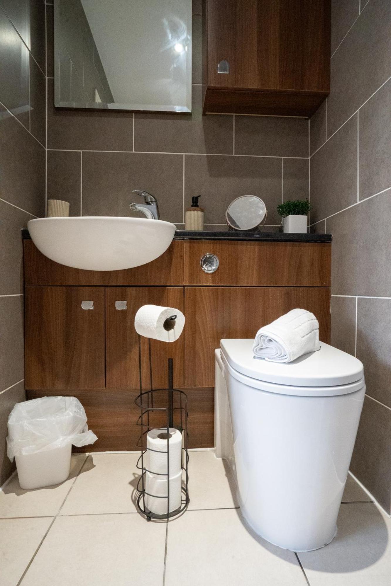 Willa Emirates House, Luxe 5 Bed, With King Sized Beds, Next To Aiport & Nec, Jlr 5 Mins Marston Green Zewnętrze zdjęcie