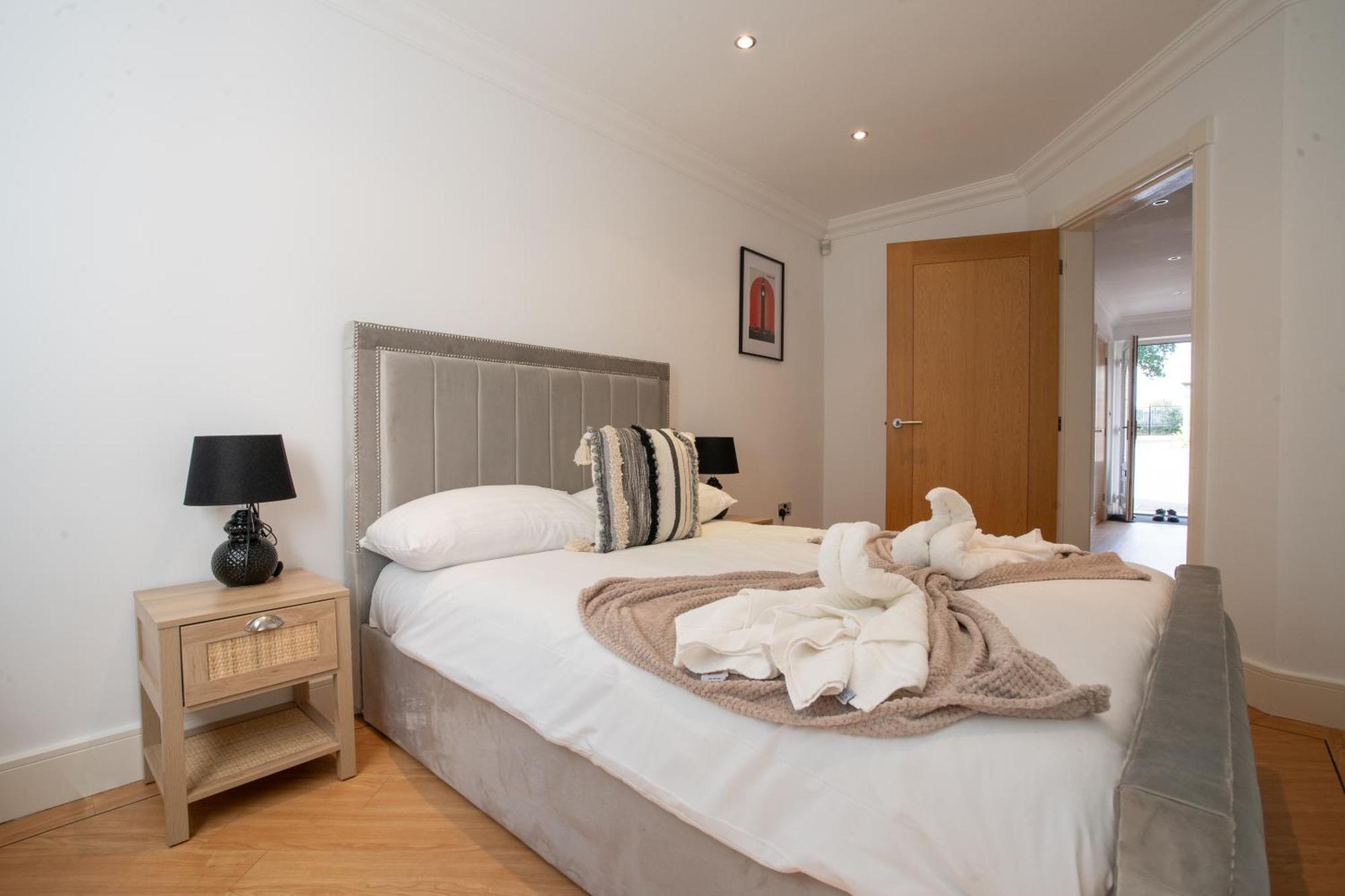 Willa Emirates House, Luxe 5 Bed, With King Sized Beds, Next To Aiport & Nec, Jlr 5 Mins Marston Green Zewnętrze zdjęcie