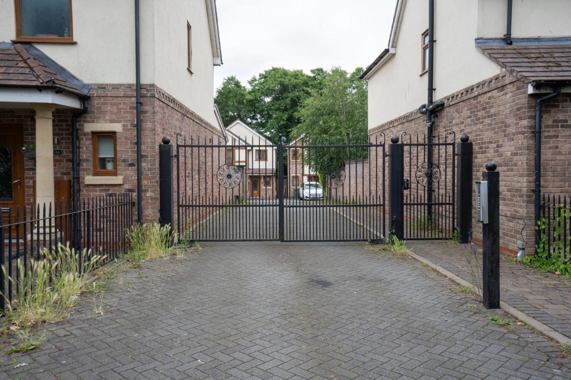 Willa Emirates House, Luxe 5 Bed, With King Sized Beds, Next To Aiport & Nec, Jlr 5 Mins Marston Green Zewnętrze zdjęcie