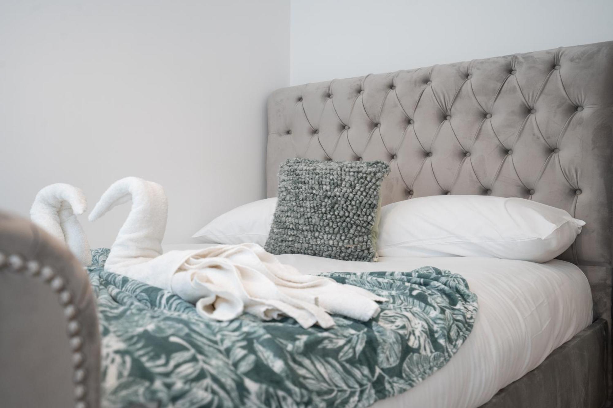 Willa Emirates House, Luxe 5 Bed, With King Sized Beds, Next To Aiport & Nec, Jlr 5 Mins Marston Green Zewnętrze zdjęcie