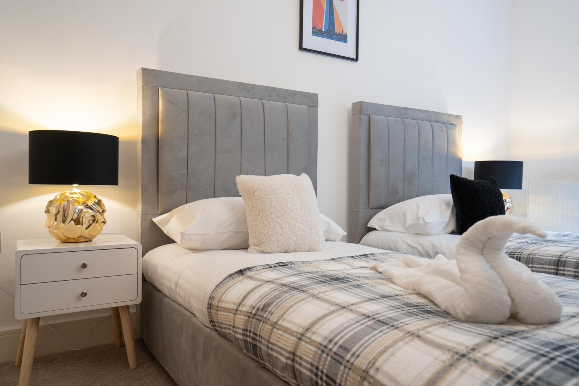 Willa Emirates House, Luxe 5 Bed, With King Sized Beds, Next To Aiport & Nec, Jlr 5 Mins Marston Green Zewnętrze zdjęcie
