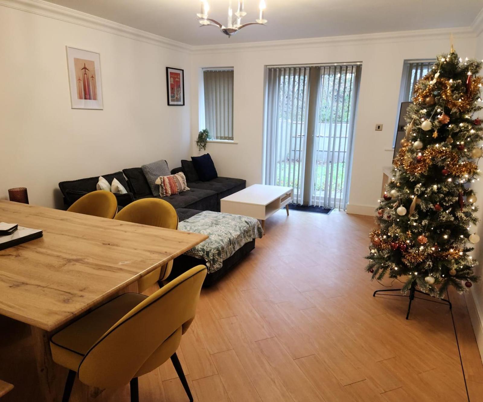 Willa Emirates House, Luxe 5 Bed, With King Sized Beds, Next To Aiport & Nec, Jlr 5 Mins Marston Green Zewnętrze zdjęcie
